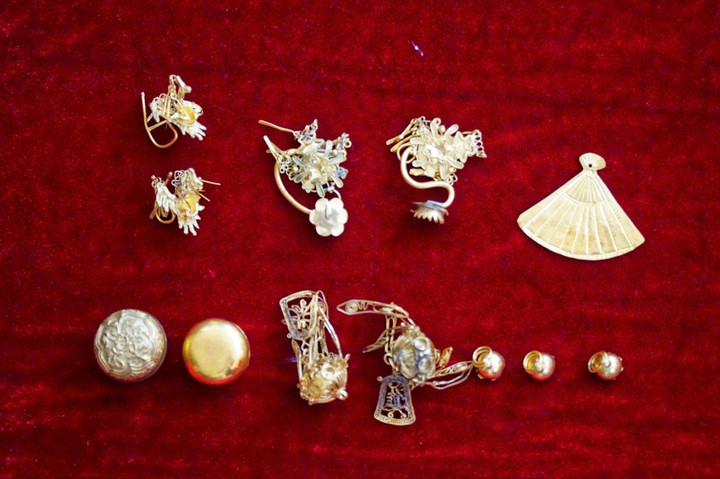 Theo Bảo tàng Hải Phòng, Bộ kim phẩm Đền Nghè gồm 22 hiện vật vàng thuộc 16 nhóm, chia thành nhiều loại hình gồm: lá trầu, quả cau, 4 thẻ bài, bông tai (6 hiện vật), 2 hộp sáp môi, chuỗi hạt (gồm 999 hạt), 2 vòng vàng, quạt, lá vàng trơn, bộ cúc vàng.