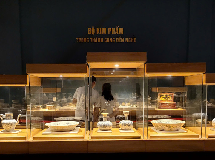 Bộ kim phẩm Đền Nghè được cung tiến vào những năm 20 của thế kỷ 20. Qua quá trình lưu giữ, bảo quản hơn 60 năm tại các đơn vị khác nhau, đầu năm 2024, Bảo tàng Hải Phòng tiếp nhận lại, bảo quản, trưng bày và giới thiệu đến đông đảo người dân, du khách.