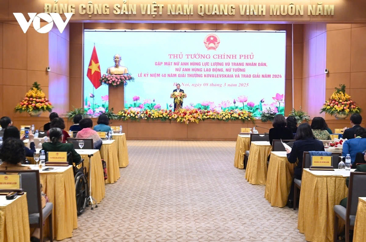 Tại Lễ kỷ niệm 40 năm giải thưởng Kovalevskaia và trao giải năm 2024, Thủ tướng Phạm Minh Chính gặp mặt các nữ Anh hùng Lực lượng vũ trang Nhân dân, nữ Anh hùng Lao động, nữ tướng.