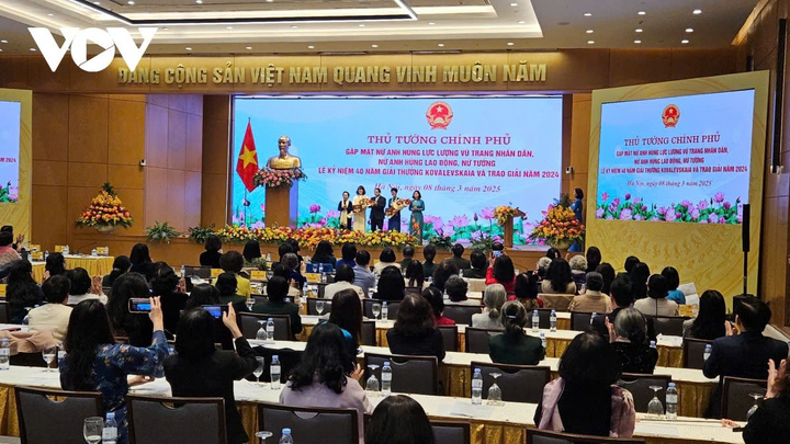 Thủ tướng chúc mừng và biểu dương thành tích của 2 nhà khoa học nữ là PGS.TS Đặng Thị Mỹ Dung và PGS. TS Nguyễn Minh Tân.