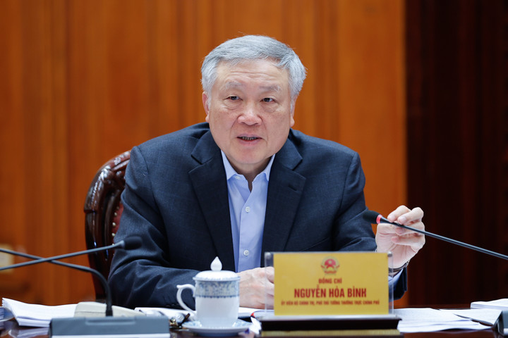 Phó Bí thư Thường trực Đảng ủy Chính phủ, Phó Thủ tướng Thường trực Nguyễn Hòa Bình phát biểu tại hội nghị. (Ảnh: VGP/Nhật Bắc)