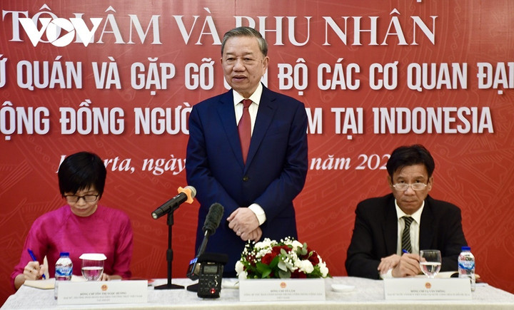 Tổng Bí thư Tô Lâm gặp gỡ thân mật với cán bộ, nhân viên Đại sứ quán Việt Nam tại Indonesia.