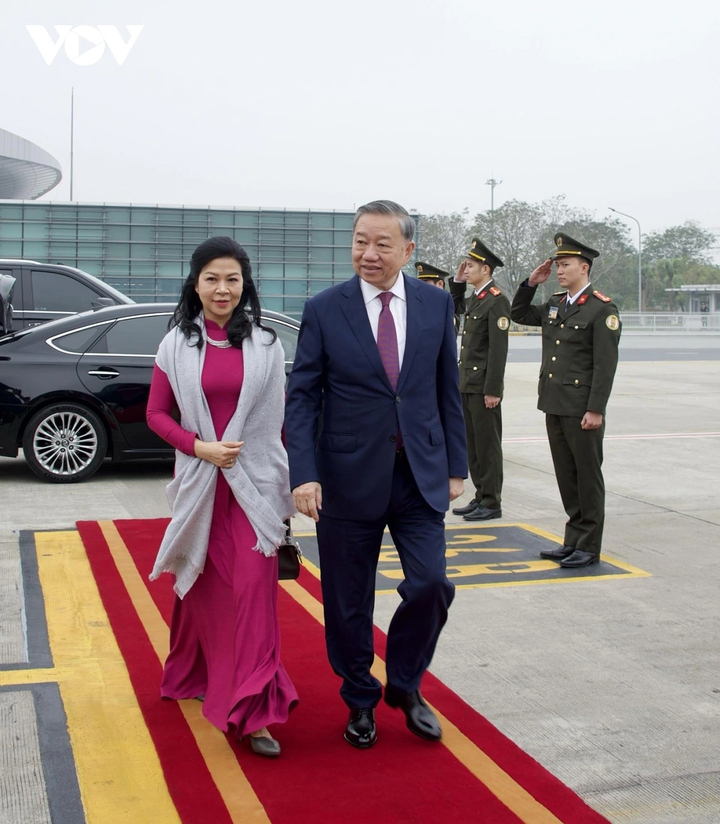 Tổng Bí thư Tô Lâm và Phu nhân tại Sân bay quốc tế Nội Bài.