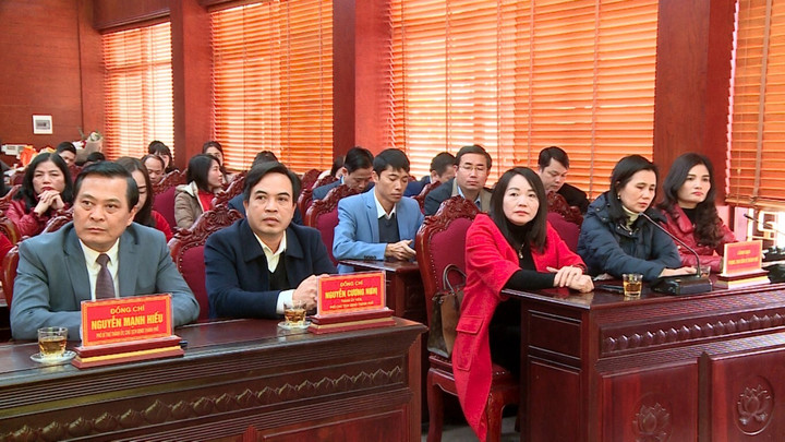 Lãnh đạọ UBND TP Bắc Ninh và các đại biểu dự hội nghị.