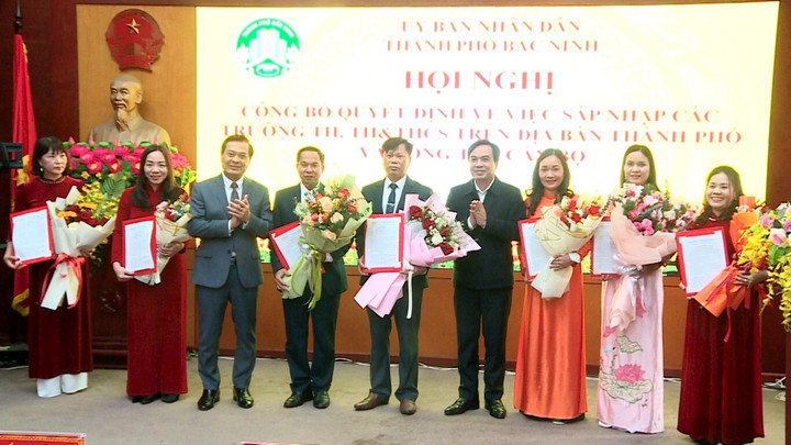 Lãnh đạo UBND TP Bắc Ninh trao Quyết định, tặng hoa chúc mừng các cán bộ quản lý vừa được điều động, bổ nhiệm.