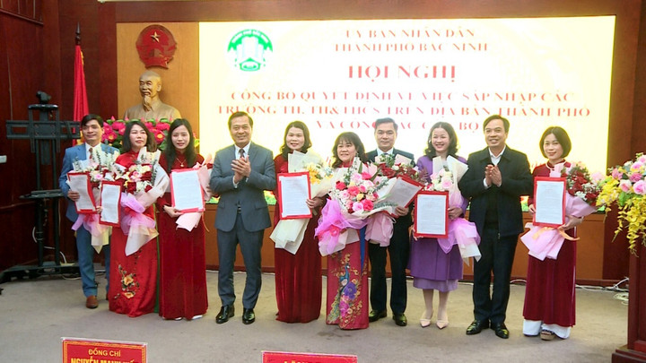 Lãnh đạo UBND TP Bắc Ninh trao quyết định và tặng hoa chúc mừng các cán bộ quản lý vừa được điều động, bổ nhiệm.
