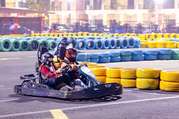 Du khách trẻ chắc chắn sẽ không bỏ lỡ trải nghiệm tốc độ tại đường đua Gokart.
