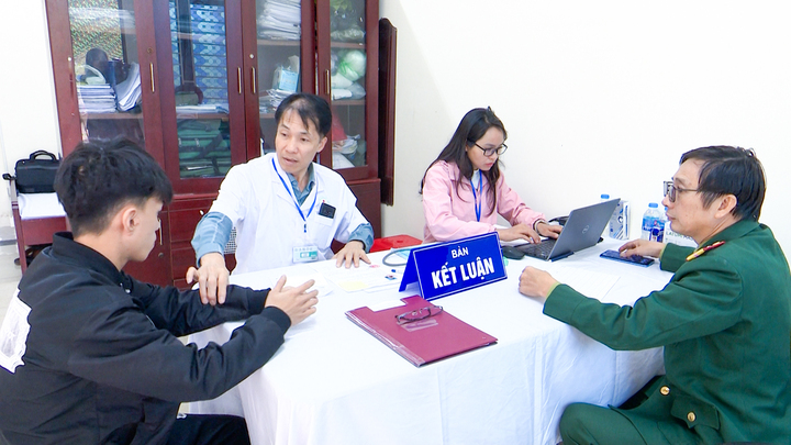 Khám tuyển nghĩa vụ quân sự cho các nam thanh niên trong độ tuổi sẵn sàng nhập ngũ trên địa bàn huyện Thường Tín.