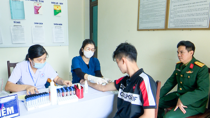 Các nam thanh niên được khám tuyển nghĩa vụ quân sự đúng quy định.