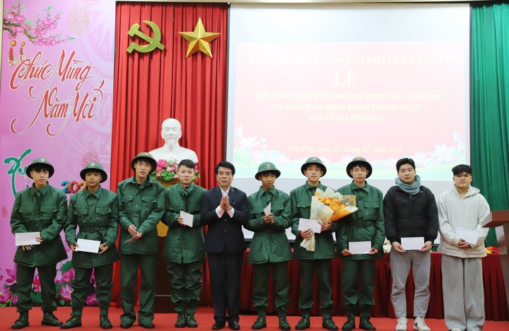 Xã Văn Phú gặp mặt, động viên, tặng quà thanh niên chuẩn bị lên đường thực hiện nghĩa vụ tham gia Công an nhân dân.