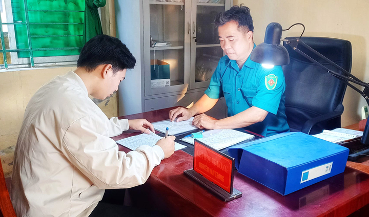 Thanh niên Thường Tín hăng hái viết đơn tình nguyện tham gia nghĩa vụ quân sự.