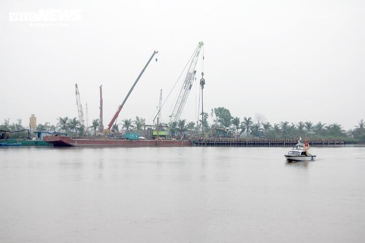 Các nhà thầu tập trung nhân lực, trang thiết bị để thi công dự án.