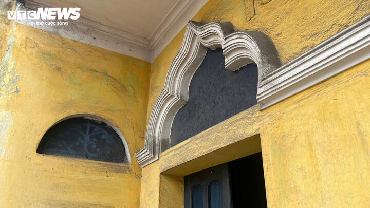 Tường nhà dân bị ám khói, phủ đầy bụi đen.