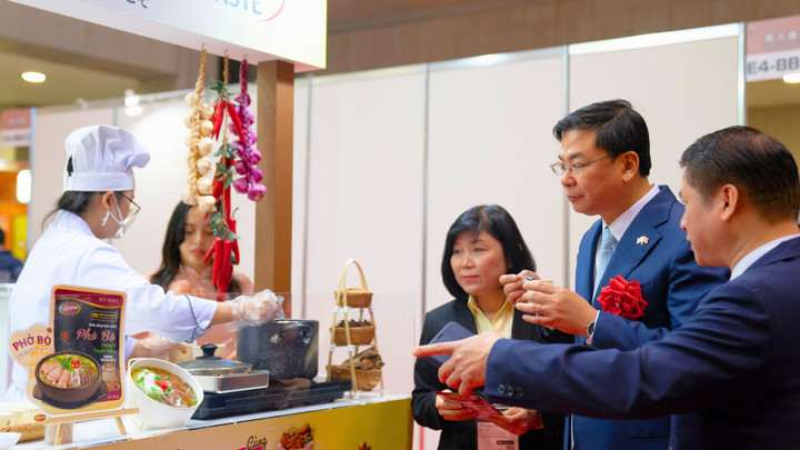 Đại diện thương hiệu Barona chia sẻ về sản phẩm.