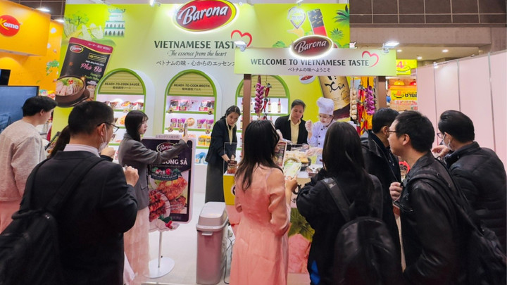 Khách tham quan thưởng thức món Phở Bò đậm đà, nóng hổi.