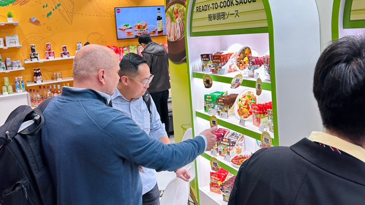 Khách tham quan thích thú về tính tiện lợi và dễ dàng chế biến của các sản phẩm Barona.