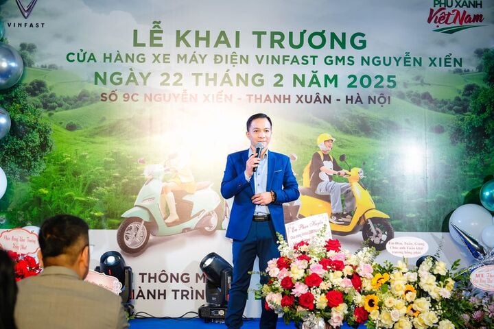 Anh Bùi Duy Tuấn, chủ hệ thống đại lý GMS, phát biểu trong lễ khai trương cửa hàng tại Nguyễn Xiển (Hà Nội).