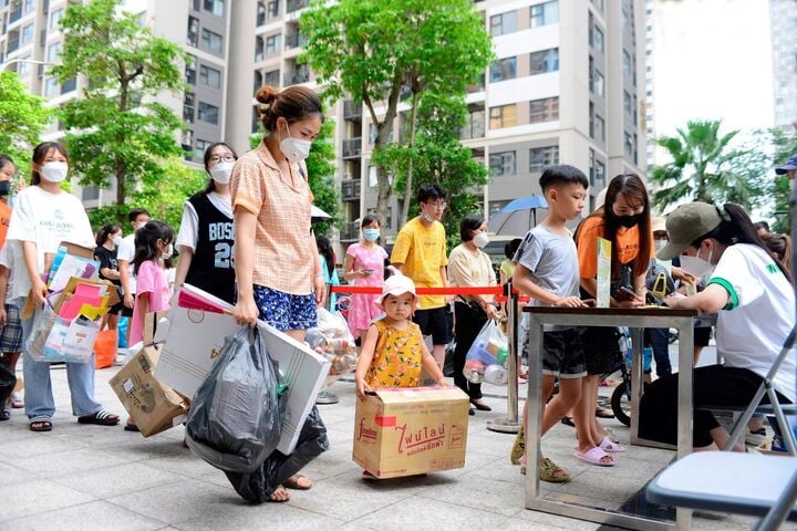 Ngoài các hoạt động phân loại, CLB Sống Xanh – Sống Khỏe Vinhomes còn tổ chức Ngày hội Đổi rác lấy quà, thu gom rác thải... (Nguồn: Vinhomes)