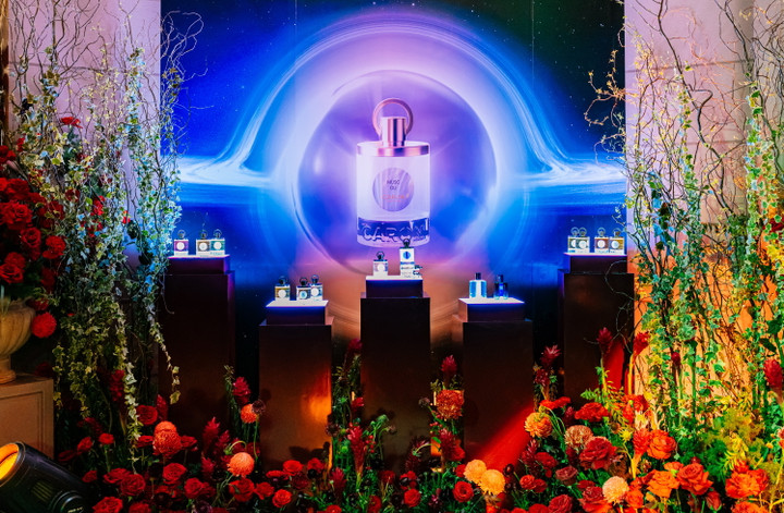 Những sản phẩm nước hoa CARON PARIS nổi bật trong không gian lãng mạn của dạ tiệc.