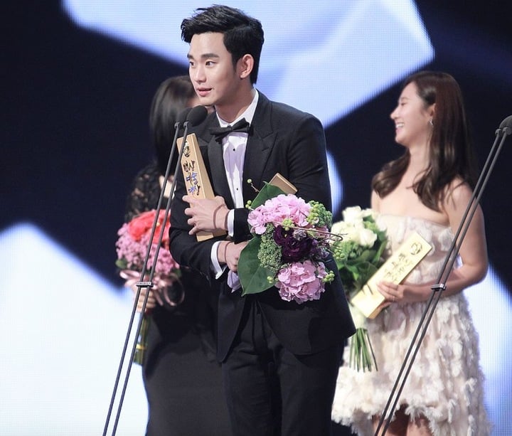 Kim Soo Hyun sở hữu vô số giải thưởng lớn nhỏ.