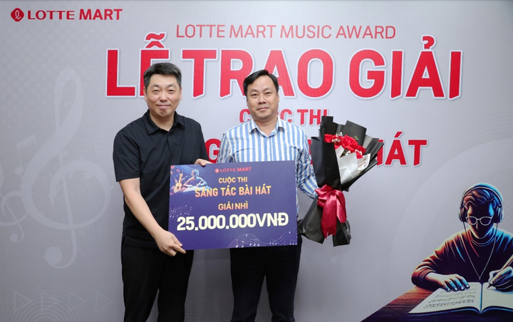 Ông Lee Yong Ho, Giám đốc các Ngành hàng của LOTTE Mart Việt Nam, trao giải Nhì cho tác giả Phan Nguyễn Trung Thuận với bài hát "Khám phá nét độc đáo trong mỹ vị cuộc sống".