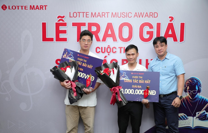 Ông Lê Mộng Long, Giám đốc bộ phận Vận hành của LOTTE Mart Việt Nam, trao giải Ba cho tác giả bài hát "LOTTE Mart - Mỗi ngày thêm yêu" và "LOTTE Music 2".