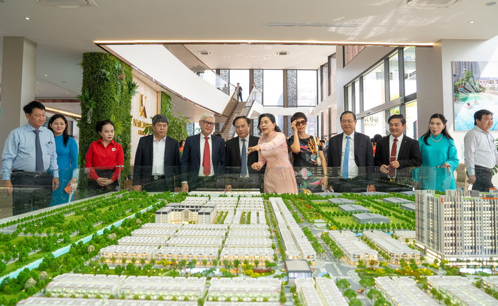 Bà Đặng Thị Kim Oanh - Chủ tịch HĐQT, Tổng Giám đốc Kim Oanh Group - giới thiệu dự án K-Home New City với các lãnh đạo Bộ Xây dựng và lãnh đạo tình Bình Dương.