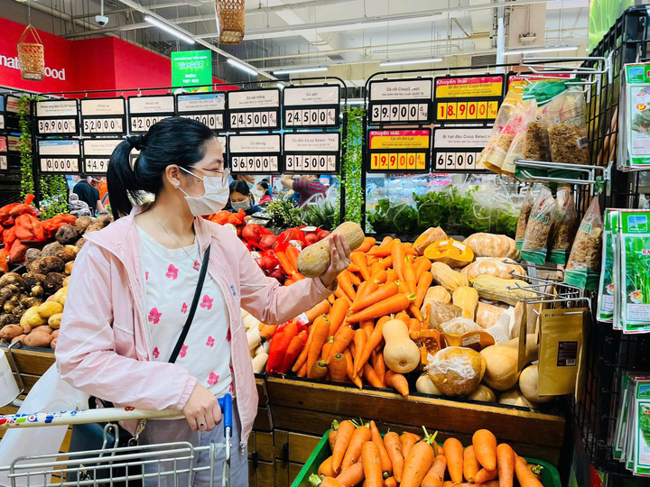 Các sản phẩm thực phẩm được luân phiên giảm giá.