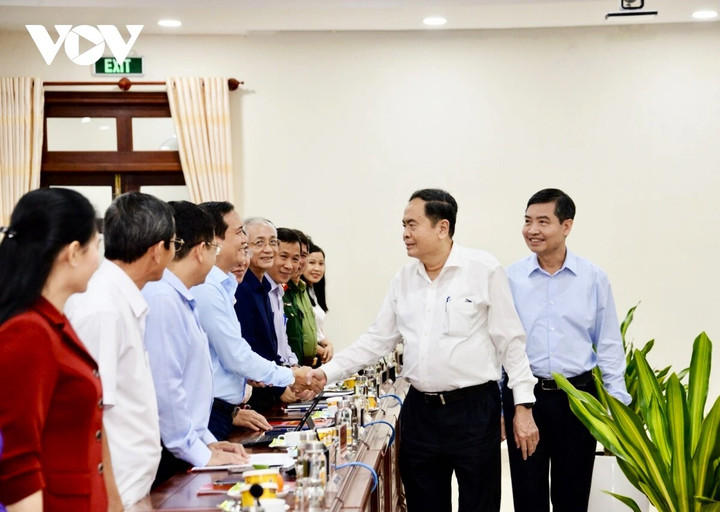 Chủ tịch Quốc hội Trần Thanh Mẫn bắt tay vơi Ban thường vụ Tỉnh ủy Phú Yên.