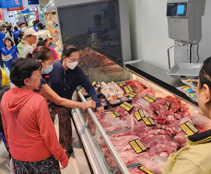 Khách hàng chọn mua thịt tại Co.opmart.