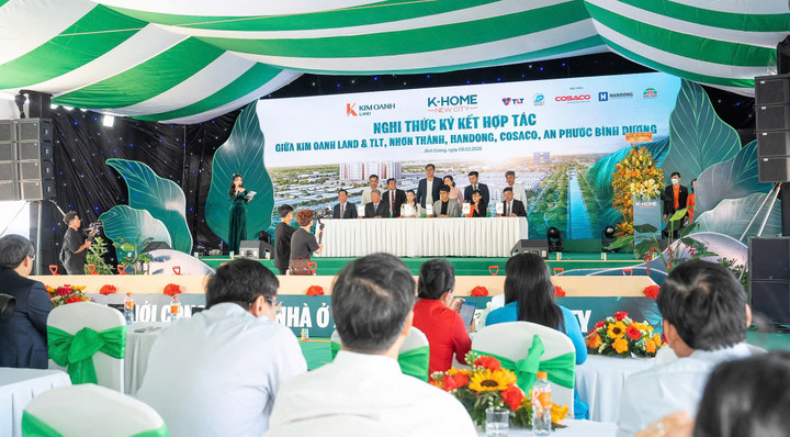 Nghi thức ký kết hợp tác giữa Kim Oanh Land và các nhà thầu xây dựng.