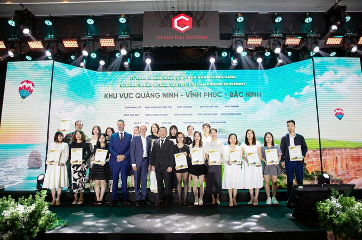 Đại diện Châu Đại Dương - BTNature - Nuchev (Oli6) trao chứng nhận phân phối cho các nhà phân phối, đại lý.