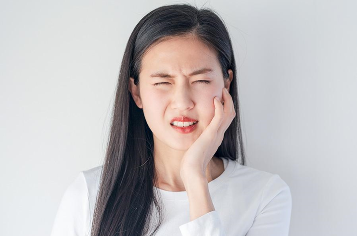 Làm răng sứ xong bị mỏi hàm do nhiều nguyên nhân.