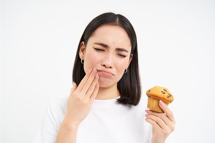 Bị mỏi hàm sau khi bọc răng sứ gây nhiều ảnh hưởng đến sức khỏe lẫn chất lượng cuộc sống.