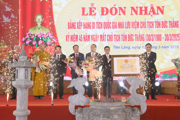 Lãnh đạo huyện Tiên Lãng đón nhận Bằng công nhận Di tích quốc gia Nhà lưu niệm Chủ tịch Tôn Đức Thắng.