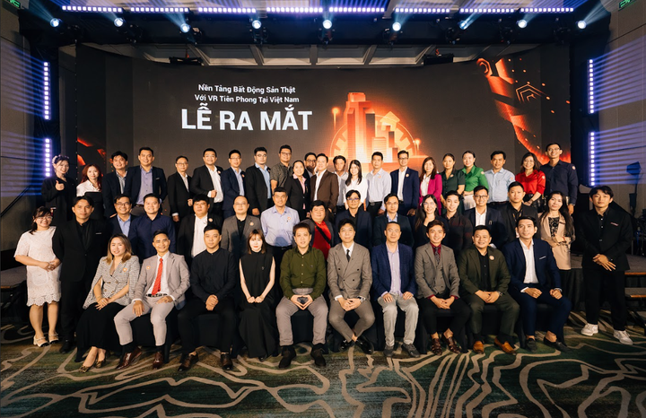 Fidovn chụp hình với các đối tác.