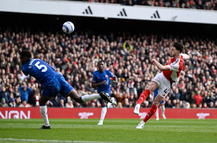 Rice sút vội dù không có cầu thủ đối phương áp sát.