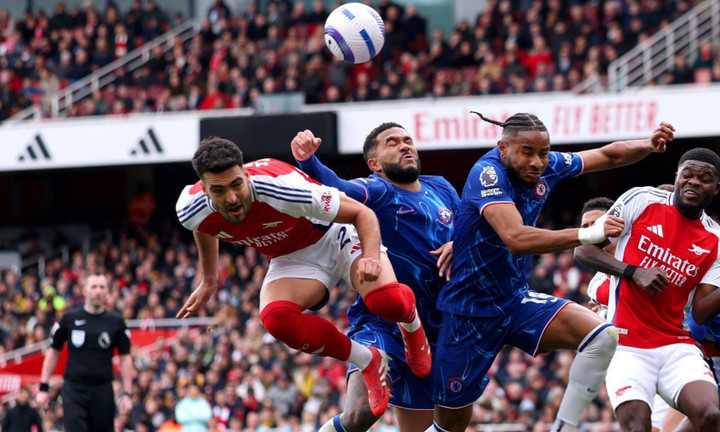 Arsenal vượt lên trong tình huống phạt góc.