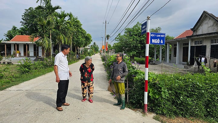 Người dân thôn Lam Thủy (xã Hải Hưng, huyện Hải Lăng, tỉnh Quảng Trị) vui mừng khi con đường liên thôn được đặt tên, nhà được gắn số. (Ảnh: Báo Quảng Trị)