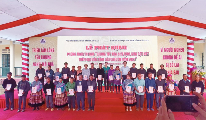 Năm 2024, UBND huyện Bắc Hà trao Giấy chứng nhận quyền sử dụng đất cho 30 hộ dân để đảm bảo điều kiện khởi công xây nhà kiên cố theo chương trình xóa nhà tạm, nhà dột nát. (Ảnh: Baolaocai.vn)