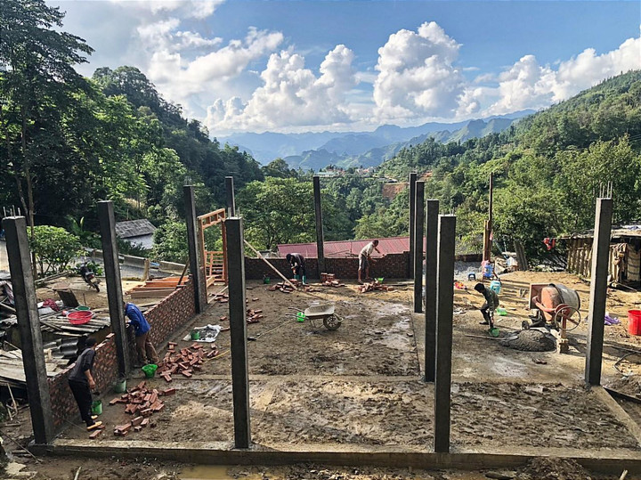 Nhiều hộ dân ở xã nghèo Lùng Cải (Bắc Hà) được hỗ trợ xây dựng nhà kiên cố.