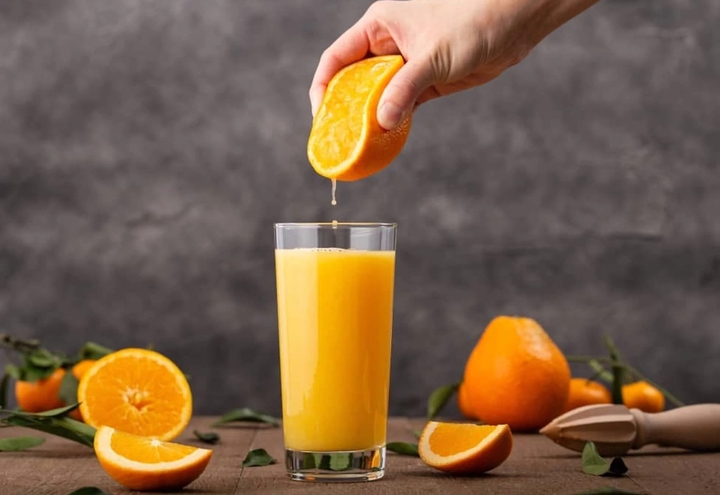 Nước cam giàu vitamin C, flavonoid và hợp chất thực vật có lợi.