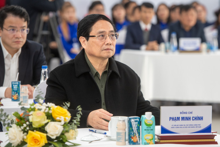 Thủ tướng lắng nghe báo cáo về hoạt động của nhà máy, trang trại và tiến độ triển khai các giai đoạn tiếp theo.