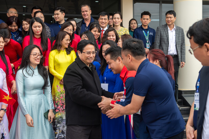 Thủ tướng động viên, khích lệ tập thể người lao động nhà máy tập trung sản xuất kinh doanh hiệu quả.