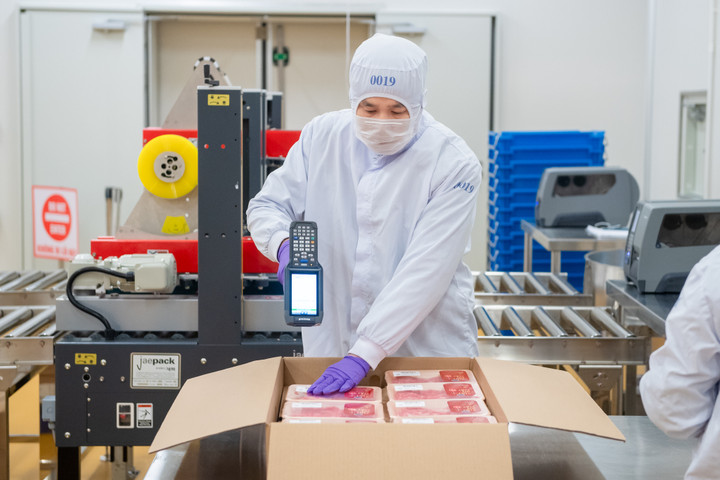 Quy trình chế biến thịt bò tươi ủ mát được kiểm soát nghiêm ngặt bởi các chuyên gia đến từ Nhật Bản.