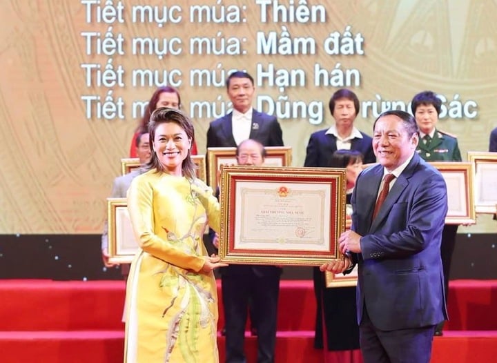 NSND Trần Ly Ly nhận giải thưởng Nhà nước về Văn học nghệ thuật năm 2022.