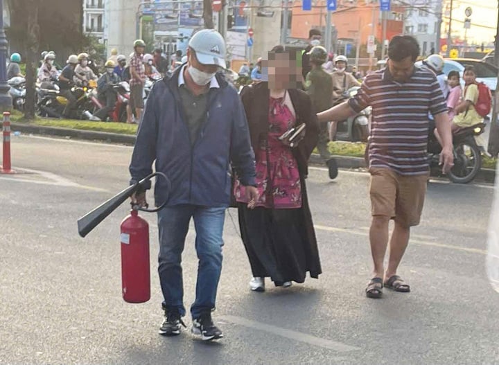 Bà Nguyễn Thị Thanh N. (41 tuổi, ngụ TP Thủ Đức) - người lái ô tô Mercedes tông vào 10 xe máy dừng chờ đèn đỏ tại ngã tư Thủ Đức. (Ảnh: Anh Vũ)