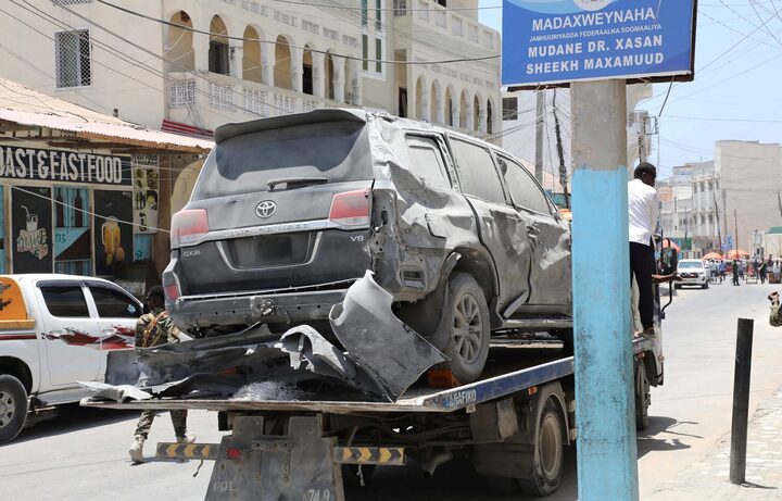 Xe cứu hộ di chuyển phương tiện bị hư hại khỏi hiện trường. (Ảnh: Reuters)