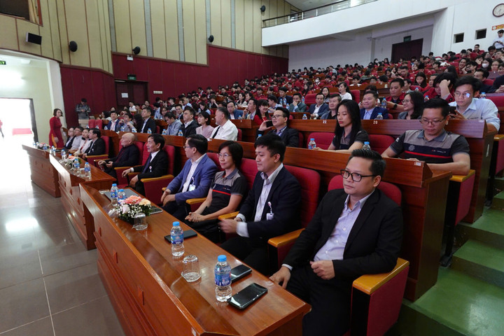 Ông Nguyễn Văn Thành - Chủ tịch HĐQT Công ty VCC (hàng đầu, ngoài cùng bên phải) - tại buổi ký kết.