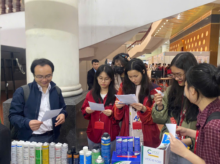 VCC hỗ trợ sinh viên, mang đến cơ hội việc làm đa dạng.